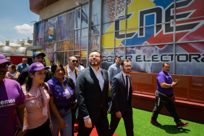 El opositor Antonio Ecarri (c), aspirante a la Presidencia de Venezuela, sale de la sede del Consejo Nacional Electoral (CNE) luego de inscribir su candidatura a las elecciones del 28 de julio, este viernes 22 de marzo de 2024, en Caracas (Venezuela).