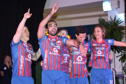 En el uniforme principal de Deportivo Quito se mantienen los colores azulgranas.