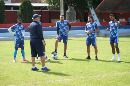 El entrenador Ever Hugo Almeida dialogó con varios de los refuerzos de El Nacional.