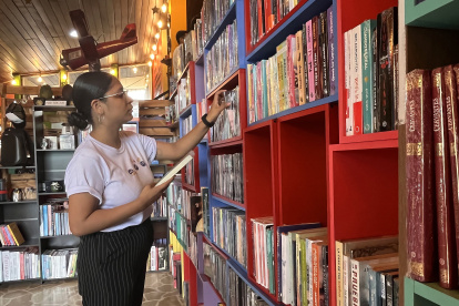 n las estanterías. Las librerías independientes, como La Madriguera, funcionan como puntos de venta de los libros. Las editoriales y los autores deben promocionar el libro e indicar dónde lo pueden comprar.