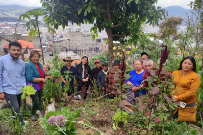 Vecinos participan de una minga en uno de los huertos comunitarios de La Lucha de Los Pobres, Quito.