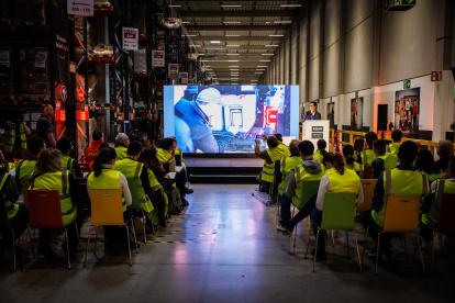 Amazon inauguró el  miércoles 13 de marzo de 2024 su primer Centro de Ayuda para Desastres Naturales en Europa.