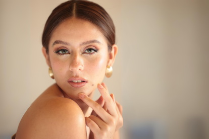 El clean girl es una tendencia de maquillaje y peinado que resalta los atritos naturales.