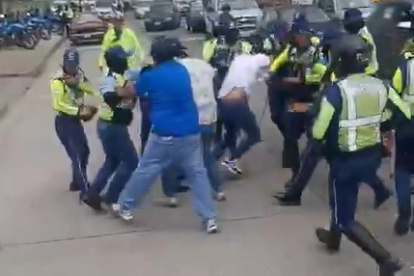 Momento de la gresca entre uniformados de la ATM y ciudadanos.