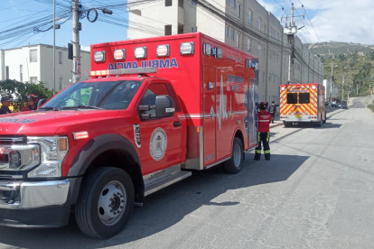 Imagen referencial. Los paramédicos de los Bomberos brindaron atención médica a los heridos por los siniestros en Quito.