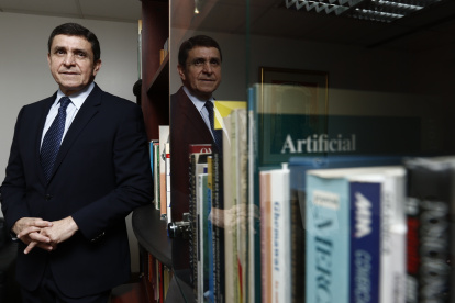 Es empresario, columnista de opinión y profesor universitario. Ha sido activista de la sociedad civil en causas comunitarias y es peregrino.