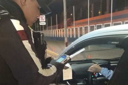 Uniformados de la AMT realizaron controles de consumo de alcohol a los conductores en Quito.