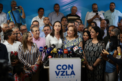 La líder antichavista María Corina Machado (izq.) presenta durante una rueda de prensa a la historiadora Corina Yoris (der.) como candidata para las elecciones presidenciales del próximo 28 de julio.