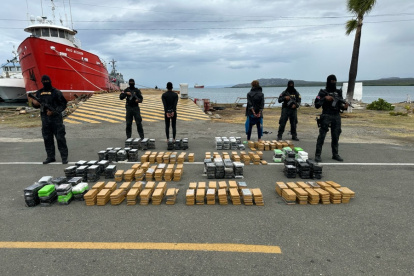 Agentes antinarcóticos junto al cargamento decomisado este sábado 23 de marzo.