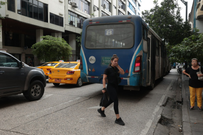 Guayaquil. En el centro de la ciudad, los buses son los que más contaminan. Las personas deben taparse la cara para evitar ser afectadas.