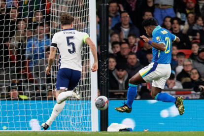 London (United Kingdom), 23/03/2024.- Endrick of Brazil scores the 0-1 goal during the friendly international soccer match between England and Brazil in London, Britain, 23 March 2024. (Futbol, Amistoso, Brasil, Reino Unido, Londres) EFE/EPA/TOLGA AKMEN