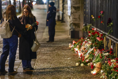 Ciudadanas rusas colocan flores en honor a las víctimas del ataque terrorista en una sala de conciertos, la noche del viernes 22 de marzo.