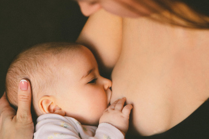 Acto. Ayuda a los dientes superiores e inferiores.