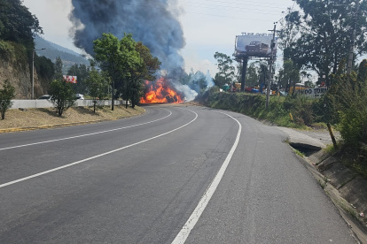 Un tanquero se volcó e incendió en la avenida Simón Bolívar, a la altura de la Ruta Viva, nororiente de Quito.