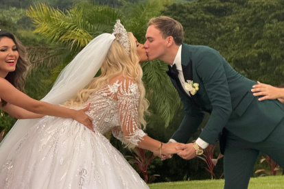 Mafer con su esposo.