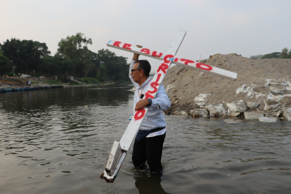 Migrantes representan el "Viacrucis migrante" este domingo en el paso del Coyote, principal acceso de para entrar a México, en Ciudad Hidalgo, estado de Chiapas (México).