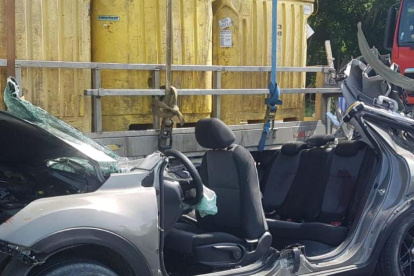 Por la fuerza del impacto el auto quedó con fuertes daños en su carroceria.