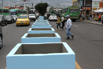 En estos maceteros se va a colocar arbolado. Los vecinos consideran que se reducirá la visibilidad de los transeúntes y el libre tránsito.