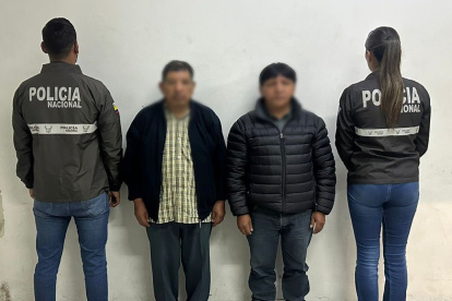 A dos detenidos se les decomisó cuatro teléfonos móviles.