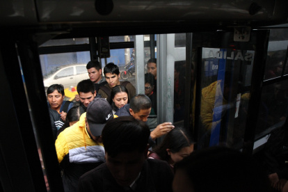 Largas filas se forman para tomar las unidades. Usuarios indican que no hay suficientes buses para acomodar a la amplia demanda.