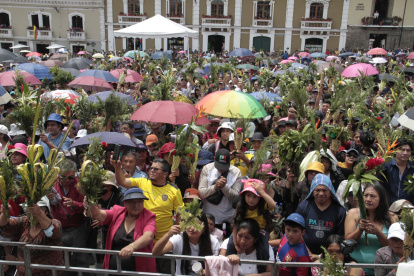 Bendición. Fieles acudieron a la procesión de Domingo de Ramos.