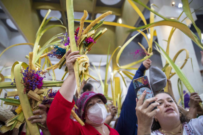 Feligreses participan en la misa del Domingo de Ramos, en el inicio de las festividades religiosas de Semana Santa, en Managua (Nicaragua)