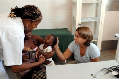 Imagen referencial. Enfermeras colocando vacunas a menores.