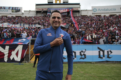 El técnico Martín Mandra recibió la ovación de los hinchas de Deportivo Quito.