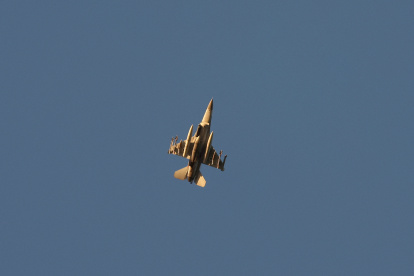 Imagen referencial. Un jet que sobrevuela la frontera con Líbano.
