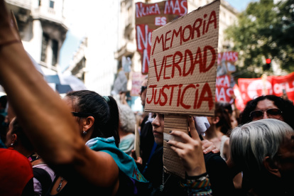 Manifestantes marchan con motivo del Día de la Memoria este domingo, en Buenos Aires (Argentina).
