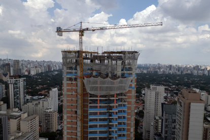 Panorama. Fotografía aérea de un edificio de apartamentos en construcción, en Sao Paulo (Brasil).