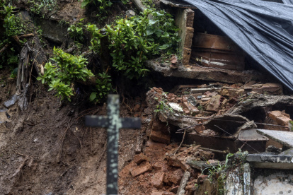 Afectaciones en un cementerio causadas por las fuertes lluvias, en Petrópolis, Río de Janeiro (Brasil).