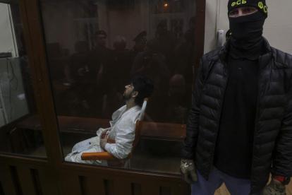 Uno de los sospechosos de participar en el ataque terrorista durante la audiencia.