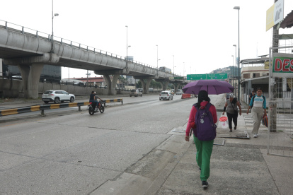 Espacios. En un tramo de la avenida Pedro Menéndez Gilbert es evidente la falta de árboles, que generen sombra para el tránsito de los peatones.