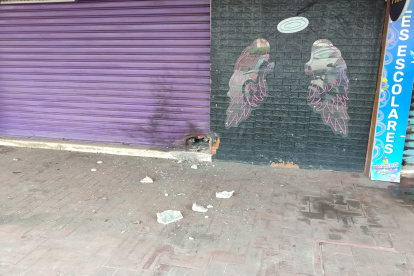 La puerta del local sufrió daños.