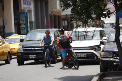 En Clemente Ballén y Lorenzo de Garaycoa, un ciclista pasa por alto el hecho de que la vía es de un solo sentido.