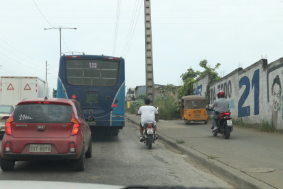 En la avenida Casuarina falla el control. Las aceras son usadas como vías.