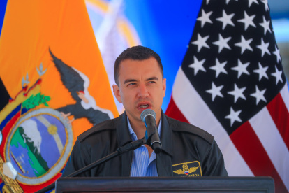 El presidente de Ecuador, Daniel Noboa, pronuncia un discurso durante la ceremonia de recepción de un avión Hércules C-130