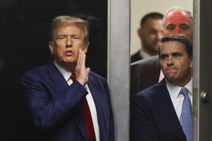 El expresidente de Estados Unidos Donald Trump levanta el puño tras salir de un tribunal de apelaciones de Nueva York que autorizó al magnate a pagar una fianza menor de la establecida en un principio en un caso de fraude civil.