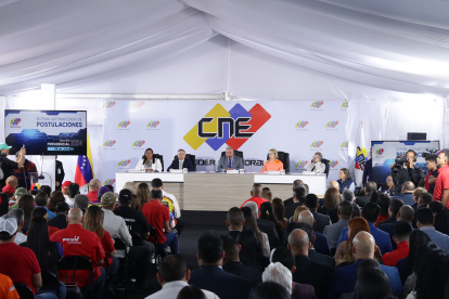 Los miembros del Consejo Nacional Electoral (CNE), participan en el último día de inscripciones de los candidatos para las elecciones de julio, este lunes 25 de marzo de 2024, en Caracas.