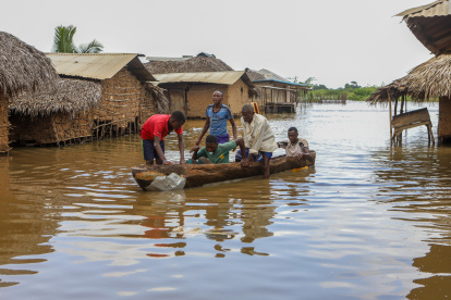 Habitantes de una aldea Keniata se desplazan en barca debido a las inundaciones relacionadas con el fenómeno de El Niño.