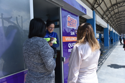 En las estaciones del Trole y Ecovía existen cinco cabinas que son utilizadas una vez que se activa el protocolo. En este caso la víctima es llevada a ese espacio y el agresor a la oficina de los agentes de control.