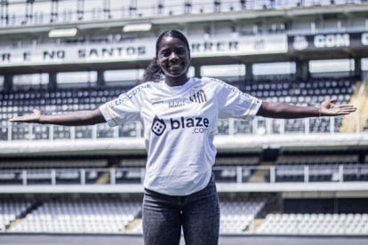 La jugadora ecuatoriana Nicole Charcopa fue suplente en la derrota del Santos Femenino