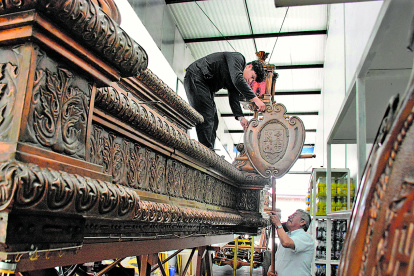 1. Religión. Ángel junto a su nieto forman parte de la comisión de andas, dejan listo para que un día previo a la procesión le decoran con rosas