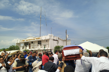 Funcionarios municipales y simpatizantes de la alcaldesa García acudieron a la capilla ardiente.