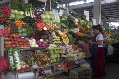 Plaza. Los comerciantes de los mercados municipales aseguran que los alimentos llegan caros desde el mercado de mayoristas, de Montebello.