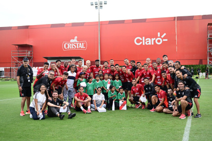 Jorge Fossati (i) junto a toda la plantilla emocionada tras la visita de niños de una fundación en Perú.
