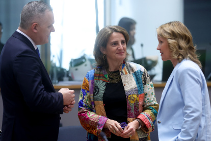 El ministro de Medioambiente, Clima y Energía de Eslovenia, Bojan Kumer, (izda); la ministra de Transición Ecológica de España, Teresa Ribera, y la ministra alemana de Medioambiente, Steffi Lemke, (dcha), dialogan al comienzo de la reunión de ministros de Medioambiente que se celebra en Bruselas
