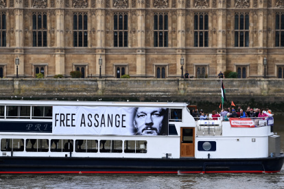 Una embarcación exhibe una cartel con el rostro de Julian Assange, que lleva casi 14 años de cautiverio en Inglaterra sin haber sido condenado por ningún delito.