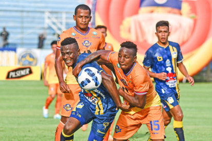 Jugadores de Libertad y Delfín en plena disputa durante una jugada en el Jocay de Manta